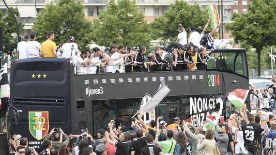 LIVE FESTA SCUDETTO - Bagno di folla per i Campioni d'Italia. Conte ebbro di gioia. La festa prosegue in discoteca.... Seguite la diretta...