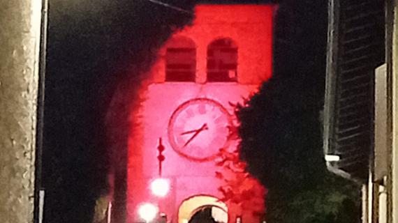 Castiglione, Torre dell'Orologio illuminata per Giornata contro armi nucleari