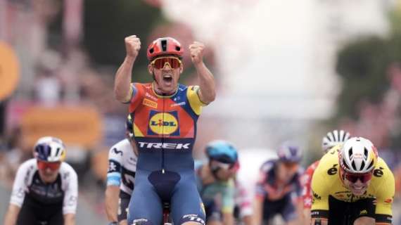 SPECIALE - Giro d'Italia, a Durazzo trionfa Pedersen