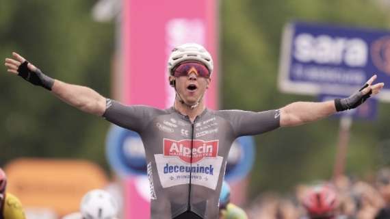 SPECIALE - Giro d'Italia, Groves primo sul lungomare di Napoli