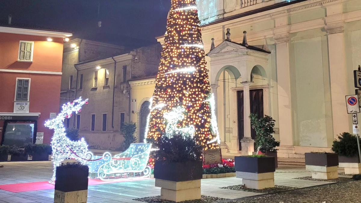 Natale Castiglione, accese luminarie anche con sostegno aziende private