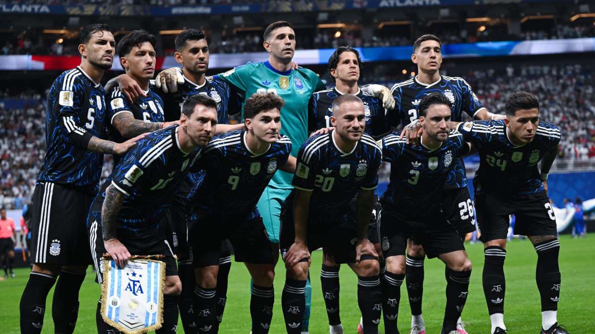 Messi e lo striscione sulle Malvinas: l'Argentina rischia sanzioni, c'è il precedente Morata-Rodri