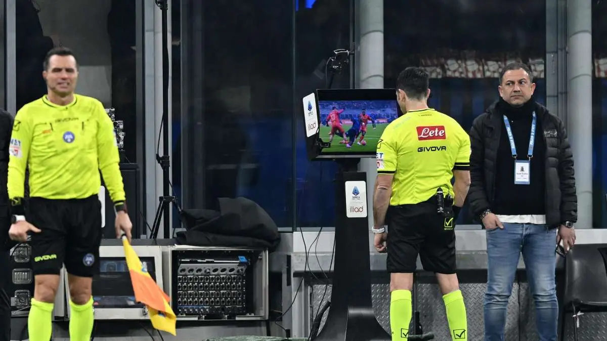 Mondiali 2026, rivoluzione Fifa: sostituzioni rapide e VAR anche sui secondi gialli