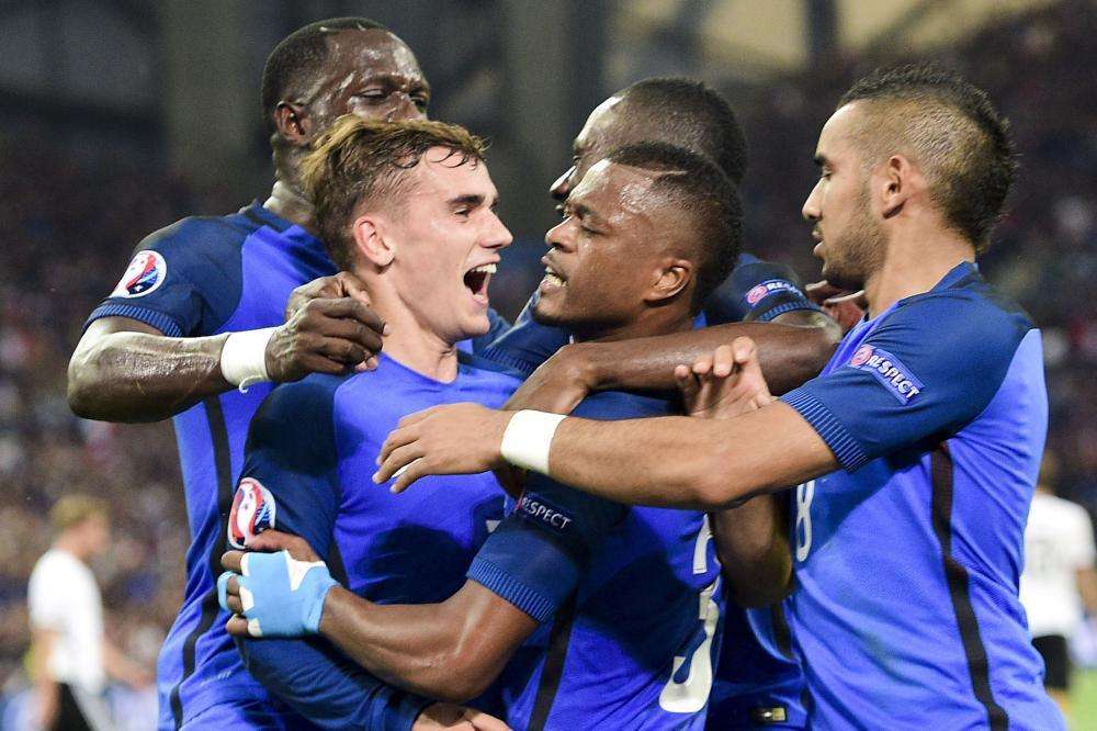 Francia, apprensione per tre calciatori in vista dell'esordio