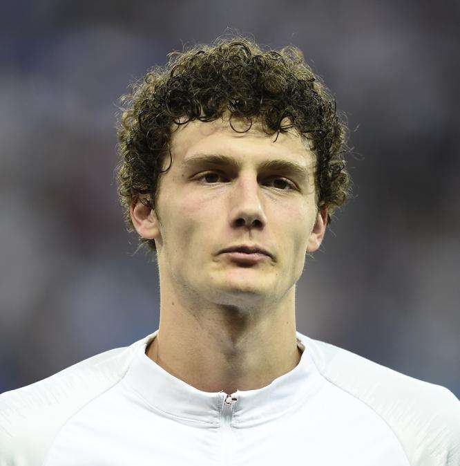 Francia, Pavard è incedibile per lo Stoccarda: no ad offerte da 50 mln