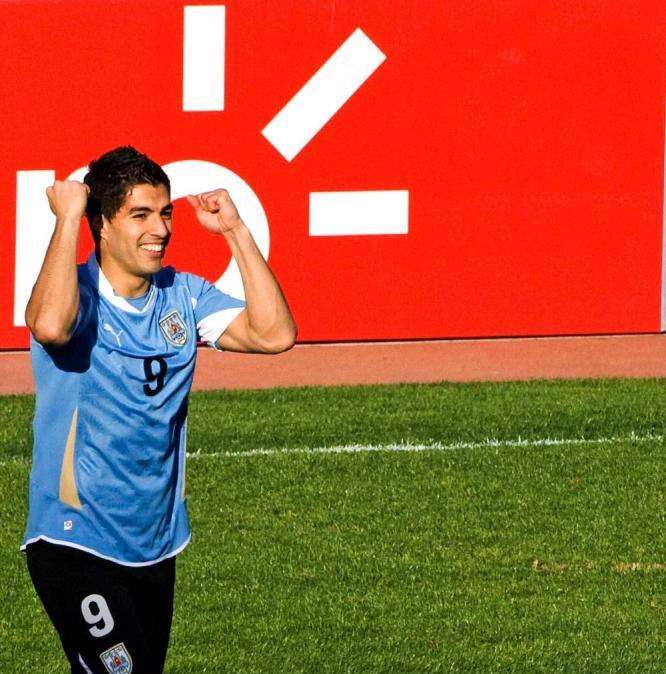 Uruguay, Suarez fa cento e segna ancora