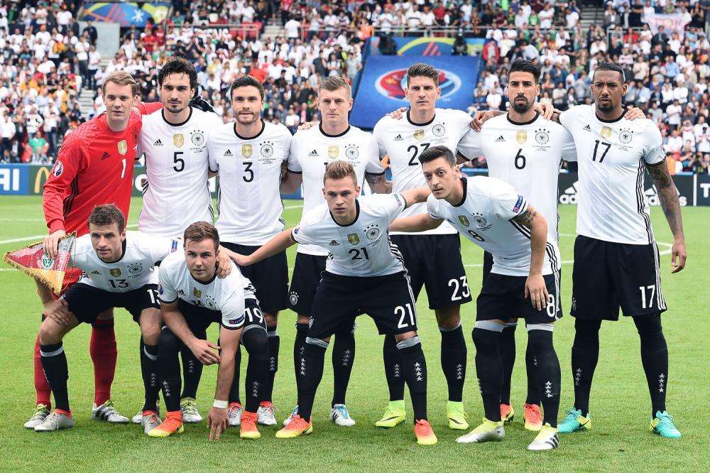 Germania-Austria, finalmente si gioca: squadre in campo dopo un lungo stop 
