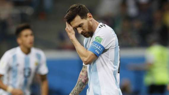 Messi e la mano de <i>adios</i>. Argentina, fallimento e figuraccia epocale. Messi nel mirino della critica, Sampaoli il Ventura  <i>albiceleste</i>: sue le maggiori colpe 