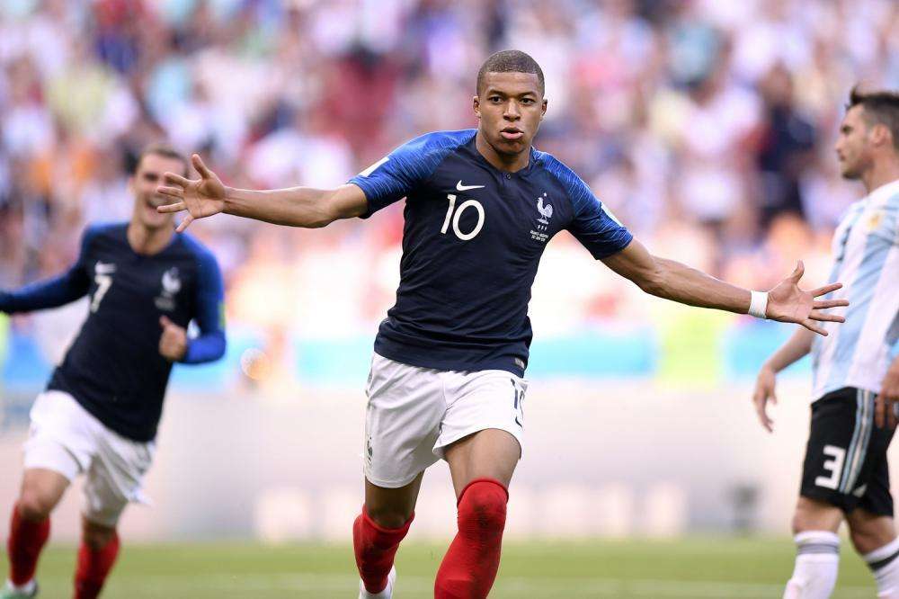 Mbappe di tacco e scatta la protesta: caos durante Uruguay-Francia
