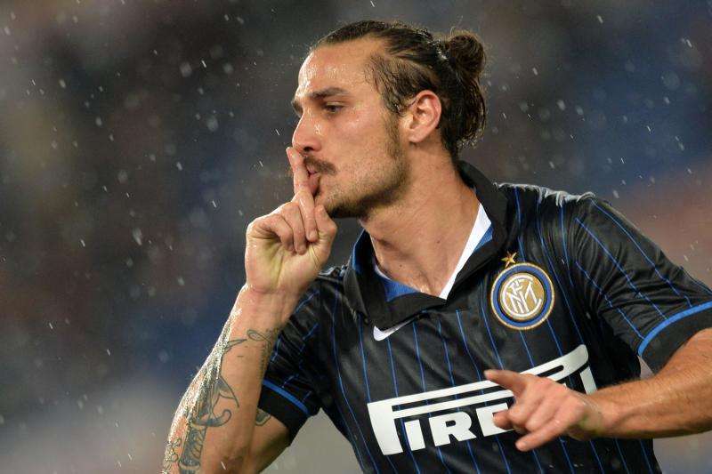 Curiosità dall'Argentina: Osvaldo incontra la Nazionale e regala i suoi cd ai calciatori