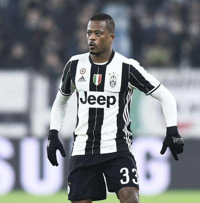 Francia, visita inaspettata in ritiro: arriva l'ex nazionale Evra