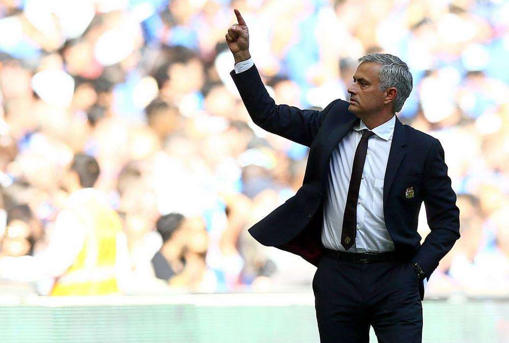Mourinho giustifica Messi: "Tutti avrebbero risentito del rigore sbagliato, anche Superman"