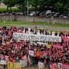Gli striscioni per il giovane tifoso atalantino ucciso questa mattina 