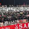 La curva carica e resta vicino alla squadra: questo lo striscione esposto 