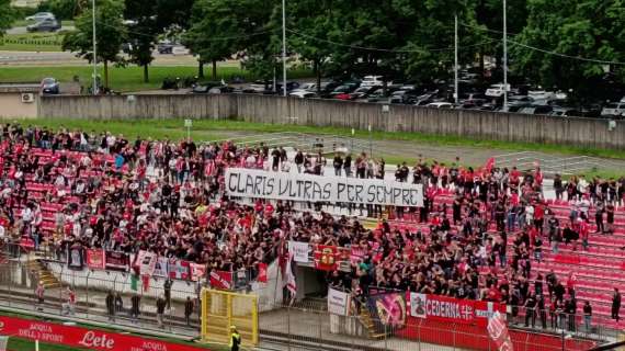 Gli striscioni per il giovane tifoso atalantino ucciso questa mattina 