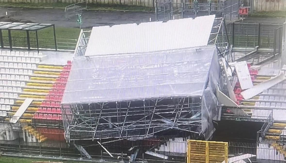 Maltempo, crolla il maxischermo dell'U-Power Stadium situato nel settore ospiti