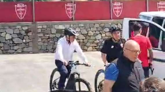 VIDEO - Dal ritiro del Monza: giro in bici per Adriano Galliani 