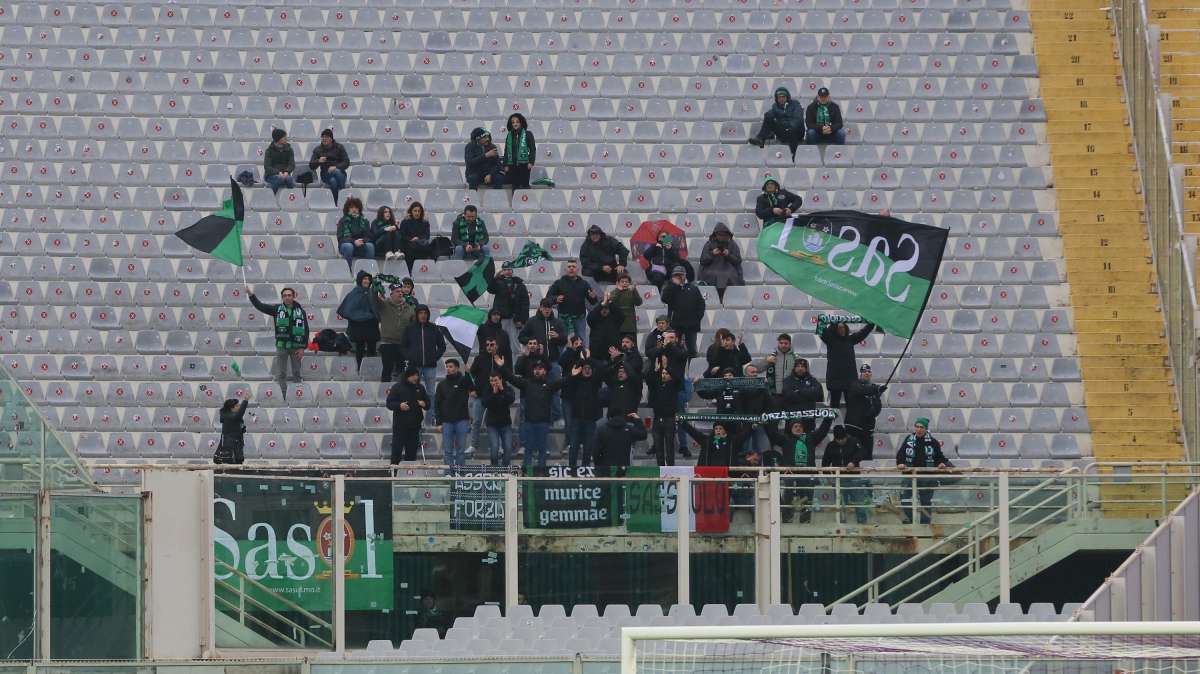 Condizioni tifoso Sassuolo caduto dalla balaustra: non è grave