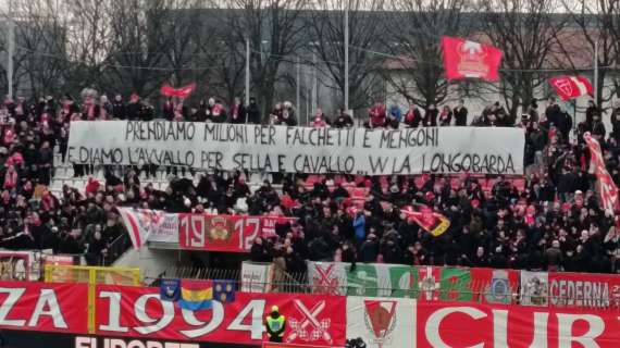 Lo striscione (polemico) della Curva Davide Pieri sul mercato biancorosso