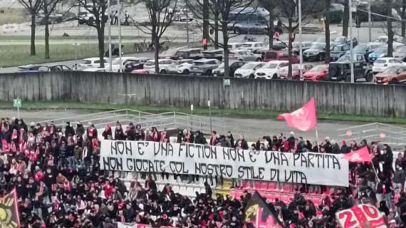 Lo striscione di contestazione della Curva Davide Pieri rivolto ai giocatori 