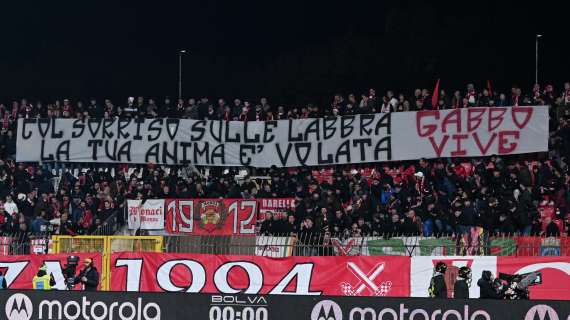 Lo striscione della Pieri per Gabbo: "Col sorriso sulle labbra..."