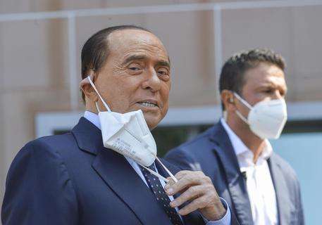 Berlusconi tranquillizza tutti: "Ricovero per accertamenti di routine, sto bene"
