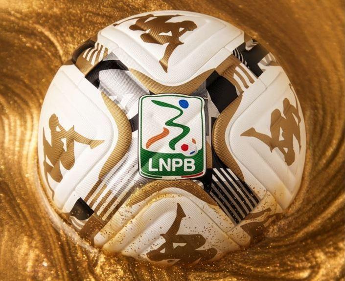 Presentato il nuovo pallone ufficiale per i play-off di Serie B