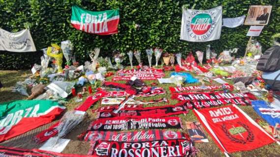 I tifosi fuori da Villa San Martino ad Arcore: "Vogliamo continuare a sognare con la famiglia Berlusconi"