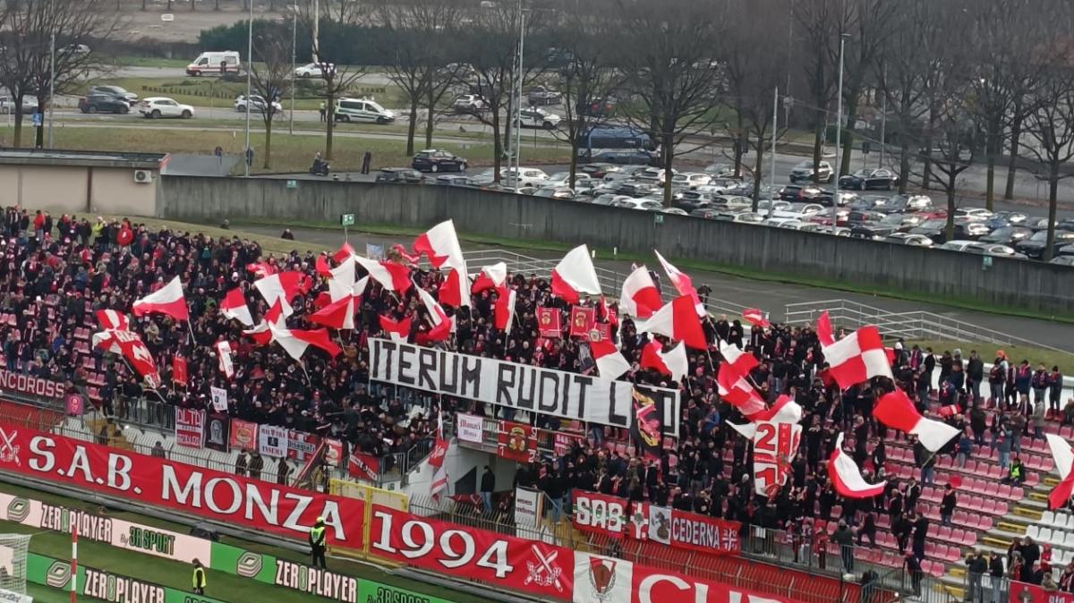 "Iterum rudit leo" lo striscione della Curva per il big match 