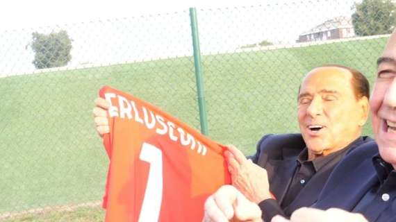 Berlusconi incontra la squadra: Palladino e i suoi uomini lo omaggiano di una maglia autografata