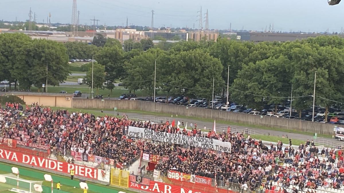 Lo striscione della Pieri per Nicola Colombo: "Monza ti onora"