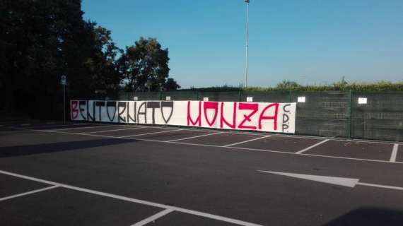 Striscione dei tifosi: "Bentornato Monza"