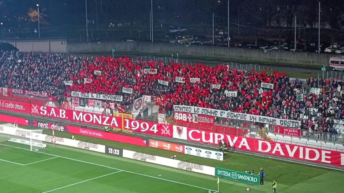 Giornata per l'eliminazione della violenza di genere: la coreografia dei tifosi del Monza