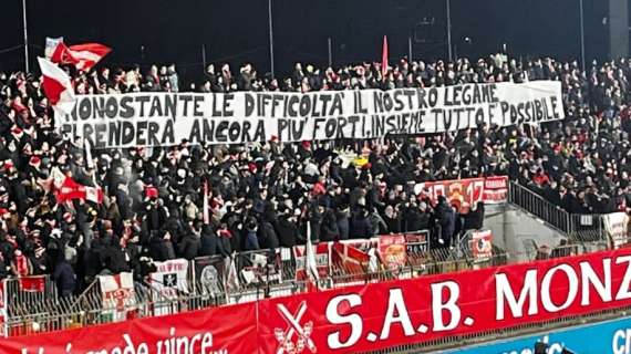 La curva carica e resta vicino alla squadra: questo lo striscione esposto 