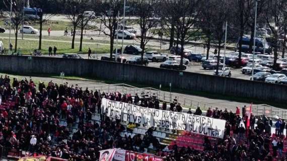 Lo striscione (polemico) della Curva Davide Pieri 