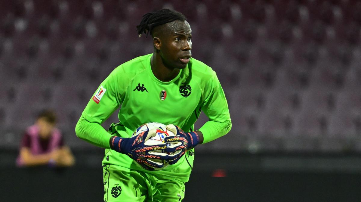 Spezia, critiche al portiere Sarr ma Lapadula lo difende