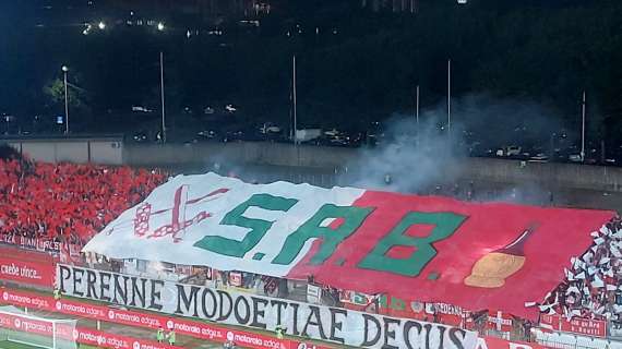 Lo spettacolo della Pieri: striscione celebrativo all'ingresso in campo