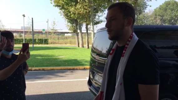 VIDEO - Carlos Augusto atterra a Linate, ecco che numero di maglia ha scelto