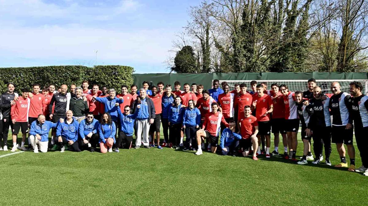 A sorpresa i ragazzi dell'associazione "Il Veliero" al Monzello con la squadra