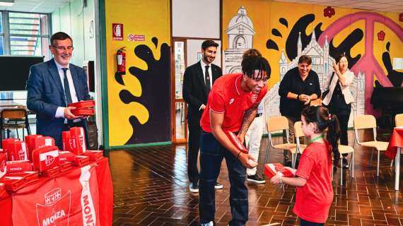 Gli astucci del Monza sui banchi delle prime elementari: una tradizione che si rinnova