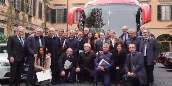 Berlusconi porta la squadra dei coordinatori regionali sul pullman del Monza