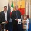 FOTO - Il sindaco Manfredi incontra Antoine: medaglia celebrativa per il piccolo tifoso azzurro