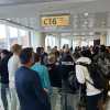 FOTO - Caos a Capodichino: volo per Madrid rinviato, gruppo di tifosi bloccato in aeroporto