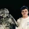Che regalo per Geolier! Statua di Maradona installata sul terrazzo di casa