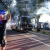 VIDEO - Vergogna a Brescia: scontri dopo la retrocessione, incendiata auto a un calciatore