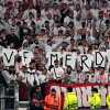 FOTO - I tifosi del Friburgo compongono la scritta "Juve Mer**” esponendo delle magliette