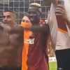 Osimhen scatenato: canta in curva con i tifosi del Galatasaray dopo il 5-0 al Rizespor