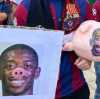 VIDEO - Maglia bruciata, banconote col suo volto, l'ex Dembélé contestato dai tifosi del Barça