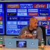 FOTO - Spalletti entra in sala stampa con un coro speciale e lo fa ascoltare al microfono