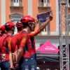 VIDEO - Giro d'Italia, il ciclista Ganna esibisce sciarpa di Maradona: ovazione da Napoli
